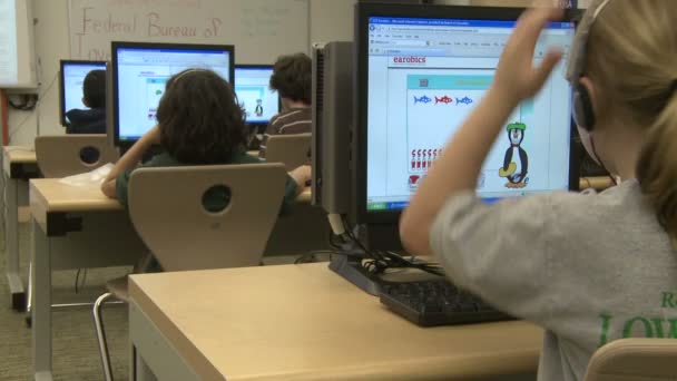 Studente della scuola di grammatica utilizzando head set con computer — Video Stock