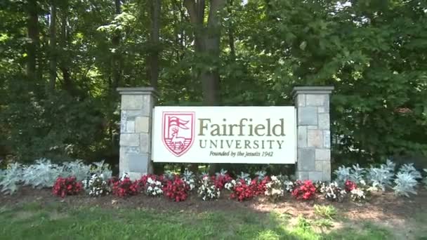 Fairfield Üniversitesi işareti (3 / 3) — Stok video