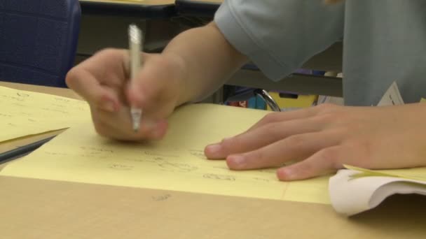 Estudiante de primaria escribiendo con un lápiz (3 de 3 ) — Vídeos de Stock