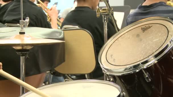 Estudiantes de secundaria que practican en clase de música (3 de 10 ) — Vídeo de stock