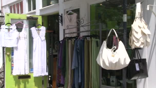 Zboží jsou zobrazeny mimo Boutique (část 2 ze 2) — Stock video