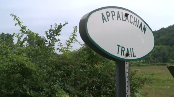 Een kleine marker voor de Appalachian Trail — Stockvideo