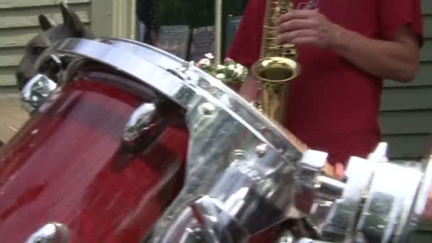 Saxofonista tocando detrás del baterista (1 de 2 ) — Vídeo de stock