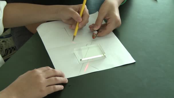 Student zeichnet Quadrat auf Papier — Stockvideo