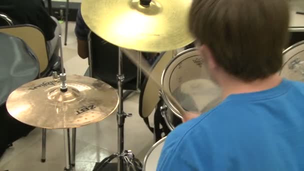Estudantes tocando instrumentos na aula de música (2 de 8) ) — Vídeo de Stock