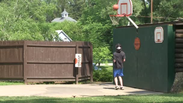 Τα παιδιά που παίζουν κάποιες πίσω αυλή μπάσκετ (3 από 4) — Αρχείο Βίντεο