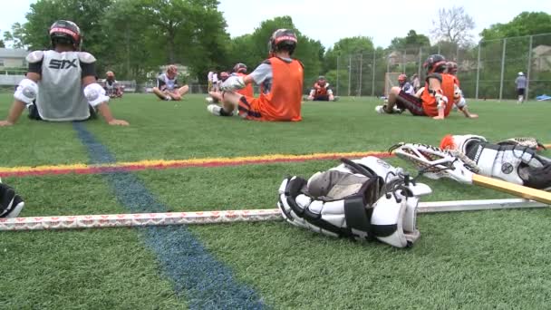 Garçons joueurs de crosse assis sur le terrain (3 de — Video