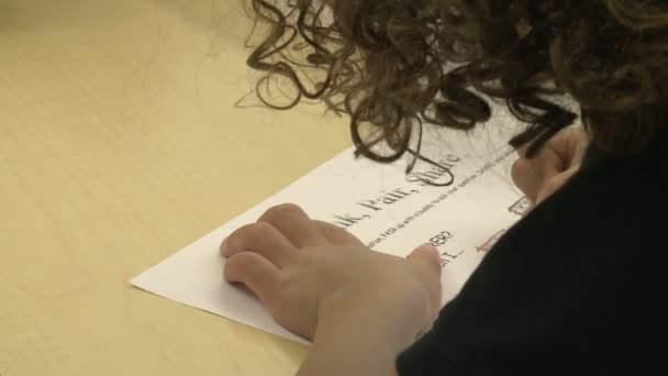 Disegno dello studente della scuola di grammatica con pastello in classe (6 di 7 ) — Video Stock