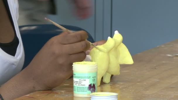 Student painting in art class (6 of 6) — Stock Video