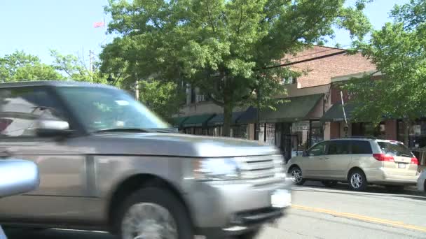Down town parkerade bilar med lätt trafik passerar (3 av 3) — Stockvideo
