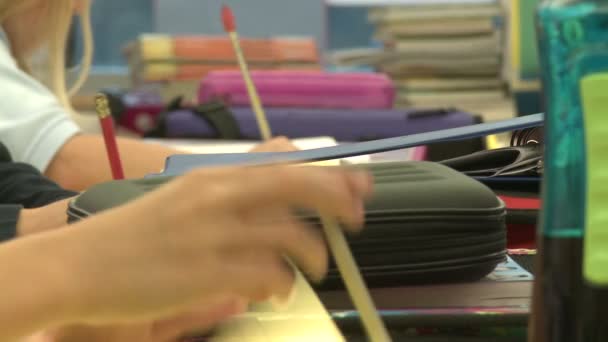 Uczniowie gimnazjum pisania w klasie z ołówki (1 z 3) — Wideo stockowe