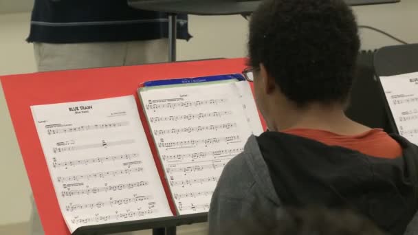 Estudiantes leyendo partituras en clase (8 de 9 ) — Vídeo de stock