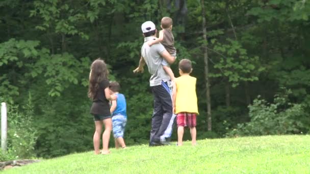 Hombre con sus hijos caminando en una reserva natural (1 de 3 ) — Vídeo de stock