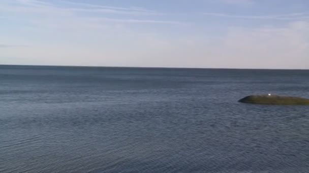 Met uitzicht op het water met rotsen aan de kust — Stockvideo