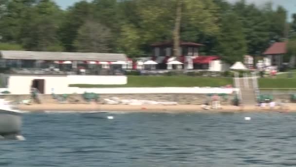 Grande casa lungo l'acqua con spiaggia e banchina . — Video Stock