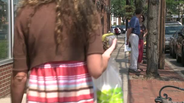 Les gens marchent sur le trottoir . — Video