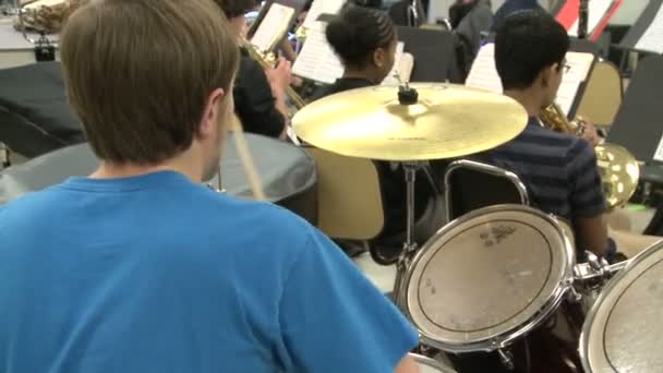 Studenter spelar instrument i musik klass (3 av 8) — Stockvideo