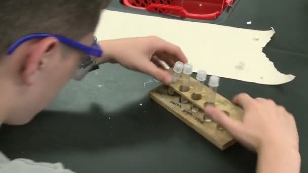 Student som jobbar på lab projekt i Science klass (4 av 12) — Stockvideo