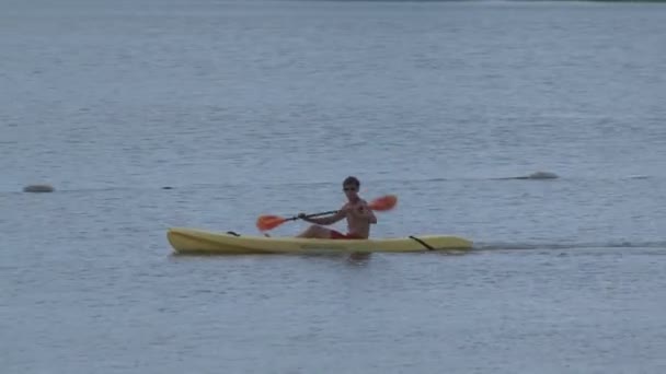 Una persona haciendo kayak (2 de 2 ) — Vídeo de stock