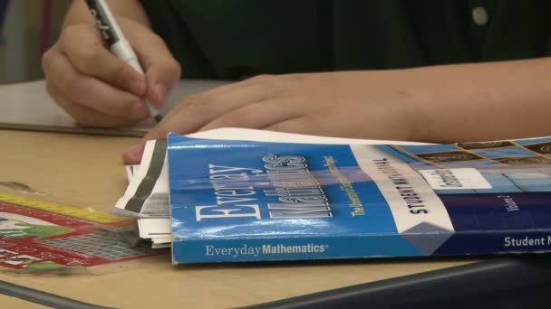 Mathe-Buch auf dem Schreibtisch (1 von 2)) — Stockvideo