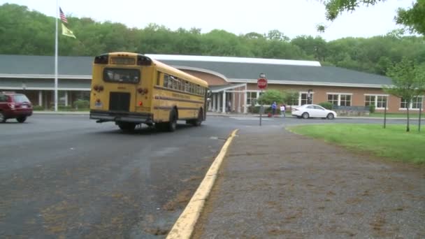 School bus departs — Stock Video