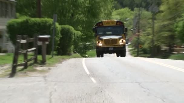 Autocarro escolar a descer a estrada — Vídeo de Stock