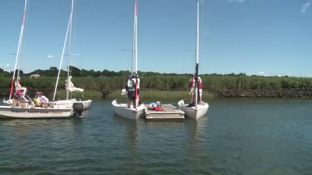 Menschen machen sich bereit zum Segeln. — Stockvideo