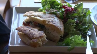 İnsanlar restoranda yemek yiyor.