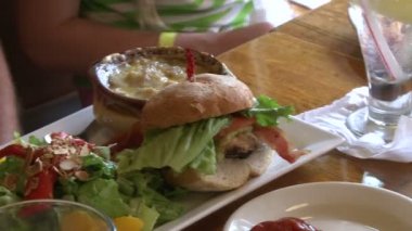 İnsanlar restoranda yemek yiyor.