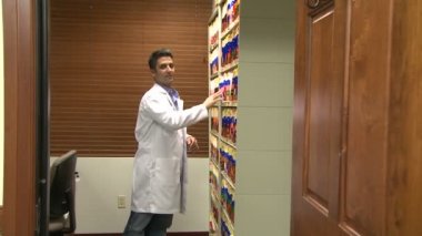 Doktor ile bir sağlık görevlisi ya da hemşire danışır