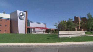 (1 / 2 bina kampüste büyük saat)