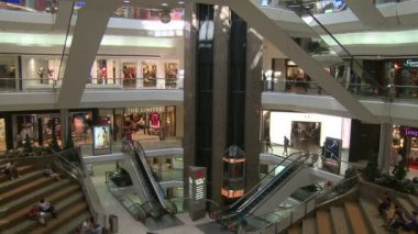 alışveriş alışveriş merkezinde Yürüyen merdivenler ve asansörler