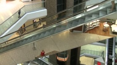 alışveriş alışveriş merkezinde Yürüyen merdivenler ve asansörler