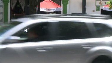 İnsanlar yürürken, insanlar arasında binalar ve trafik (2 / 6)