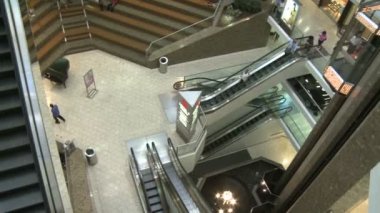 alışveriş alışveriş merkezinde Yürüyen merdivenler ve asansörler