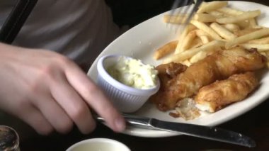 İnsanlar restoranda yemek yiyor.