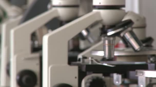 Close-up van een Microscoop — Stockvideo