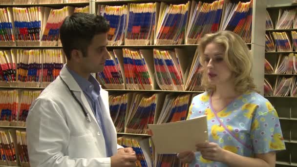 Doctor consults with a medical nurse — Stock Video