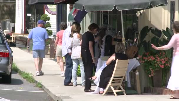 Mensen winkelen bij de koop van een trottoir (1 van 2) — Stockvideo