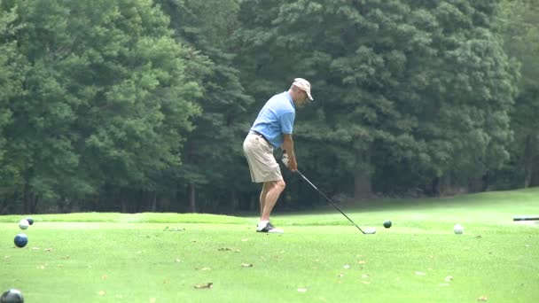 Hombre tees off en un campo de golf local — Vídeos de Stock