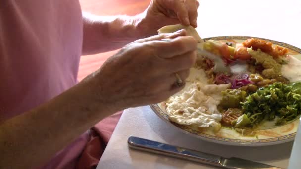 Mensen die in een restaurant eten — Stockvideo