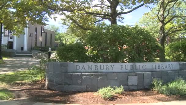 Entrada a la Biblioteca Pública de Danbury — Vídeo de stock