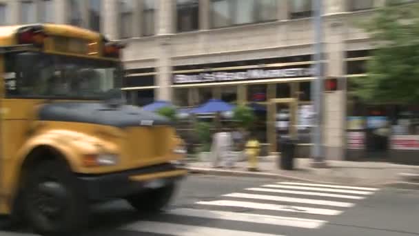 Школьные автобусы по маршруту (3 из 6) ) — стоковое видео