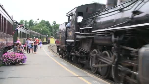 Trein langzaam trekken in station (1 van 4) — Stockvideo