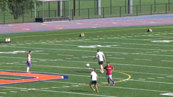 Fotbollsträning för pojkar gymnasiet (1 av 6) — Stockvideo