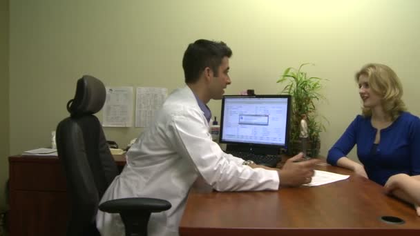 关于他们的医疗条件和家庭开会的医生 — 图库视频影像
