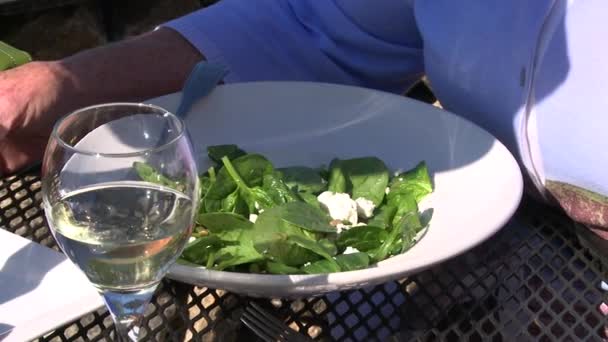 People eating in restaurant — Stock Video