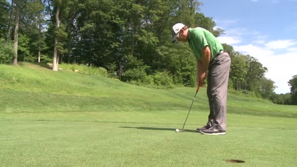 Golfista está distraído por el carro de paso — Vídeos de Stock