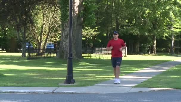 Man jogging across street (1 de 1 ) — Video