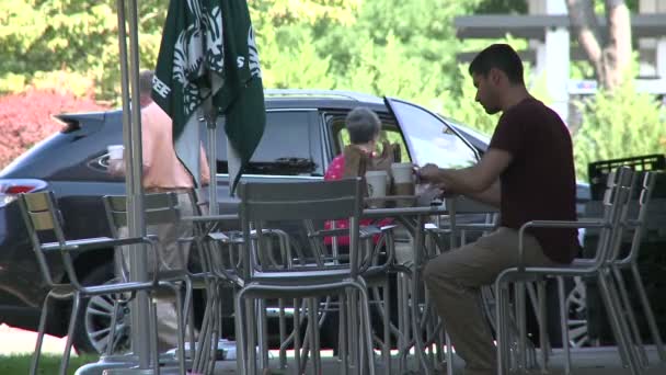 Człowiek zje w kawiarni na świeżym powietrzu (1 z 2) — Wideo stockowe